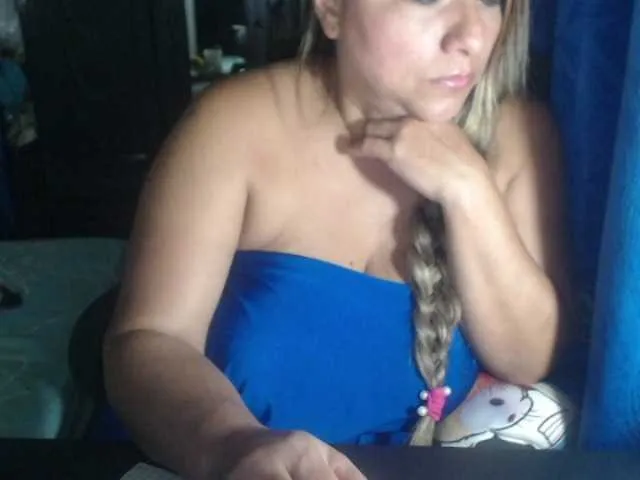 Offline adrianamilf44 on BongaCams