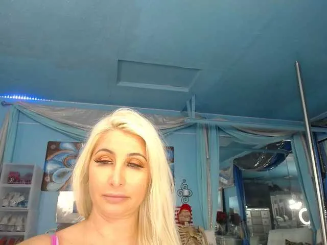 Offline adrianna_fox on BongaCams