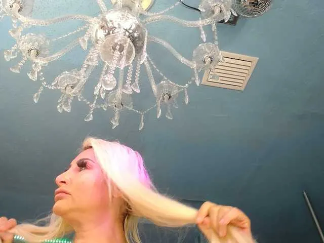 Offline adrianna_fox on BongaCams