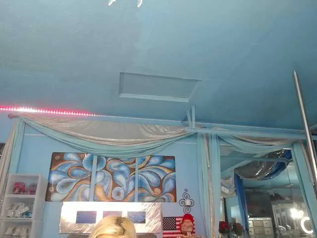 Offline adrianna_fox on BongaCams