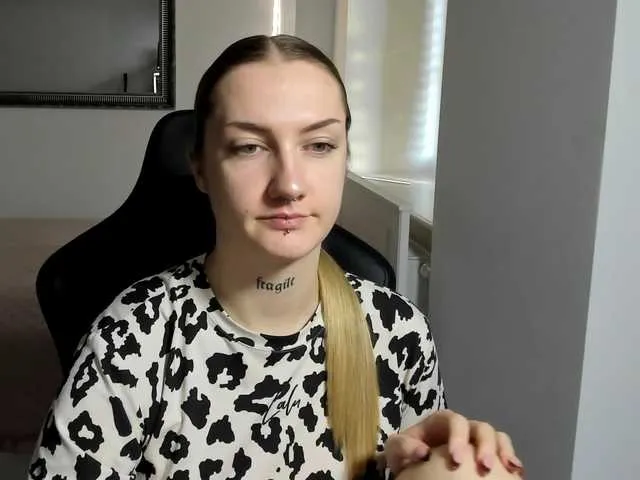 Offline AlexaKisses on BongaCams