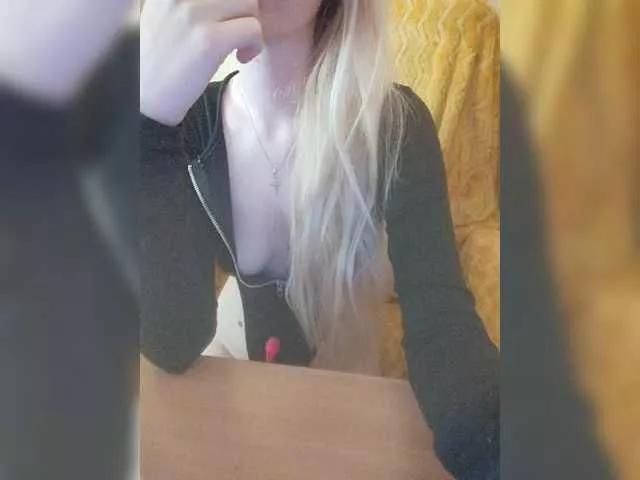 Alexi12 from BongaCams