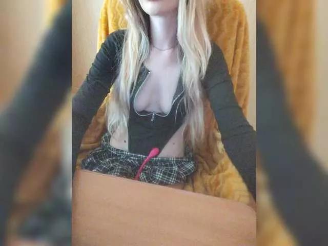 Alexi12 from BongaCams