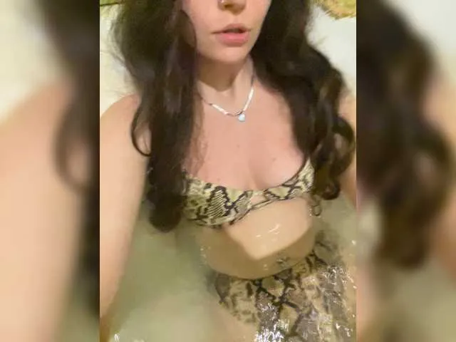 Offline alisonriot on BongaCams