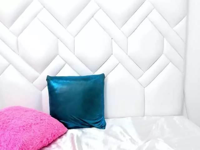 Analiaa18 from BongaCams
