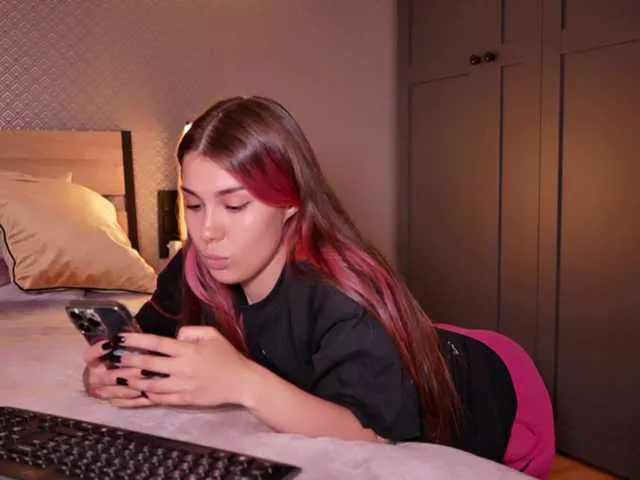Offline arielwavee1 on BongaCams
