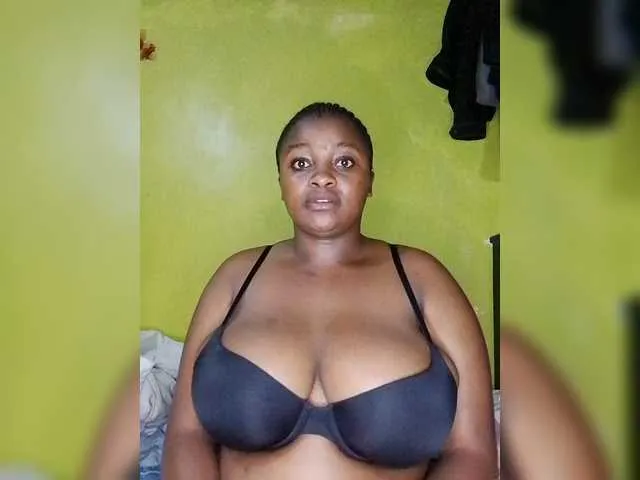 Offline bigtitsqueen33 on BongaCams