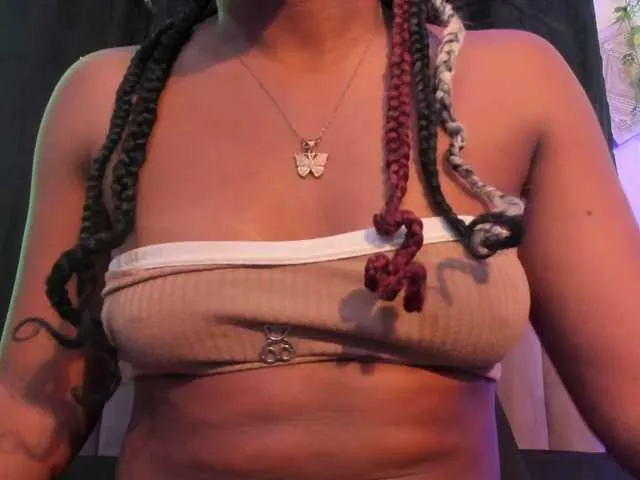 Freechat CloeeSaenz on BongaCams