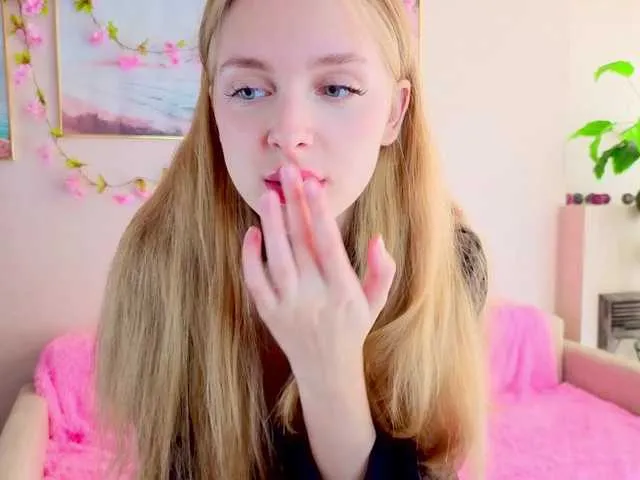 Offline CrimsonAura on BongaCams