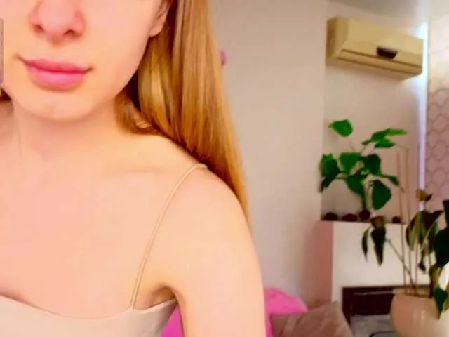 Offline CrimsonAura on BongaCams