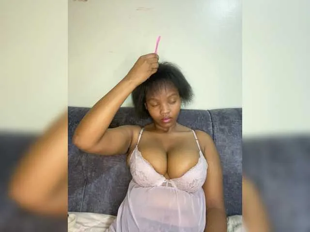 Offline Curvy-maxy9 on BongaCams