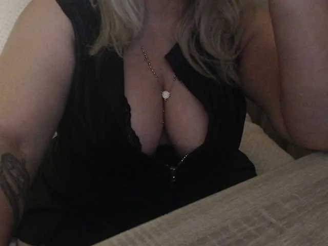 Offline DivineBlond on BongaCams