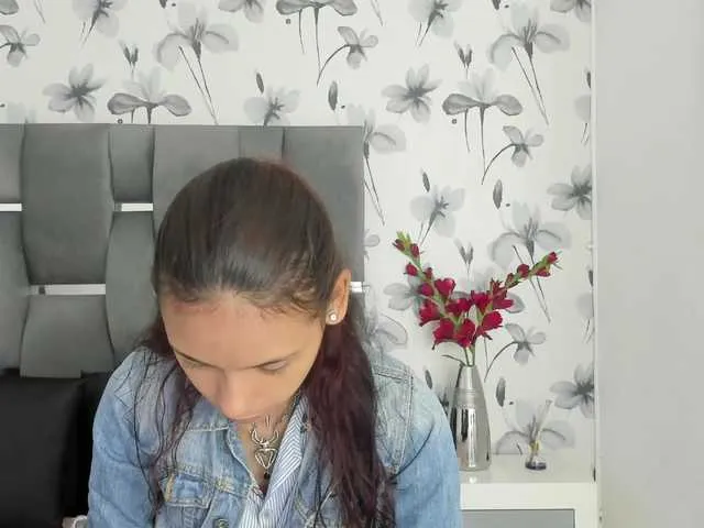 Offline Ehotloveaxxx on BongaCams