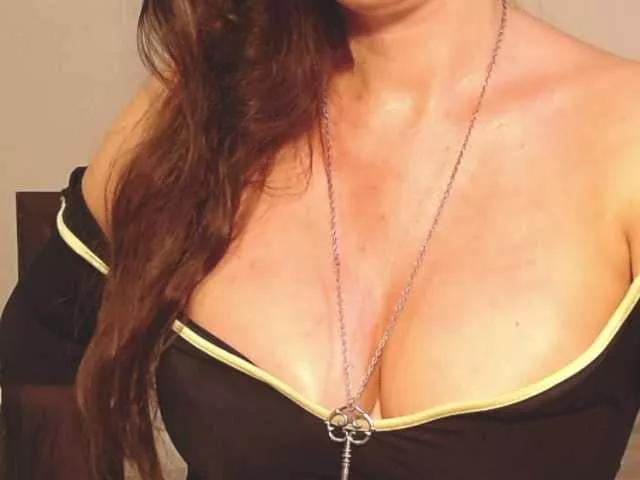 ellaine from BongaCams