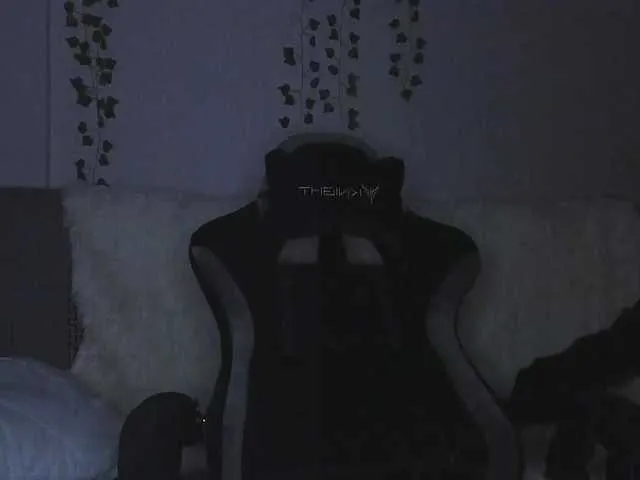 Offline EmmaWise2211 on BongaCams