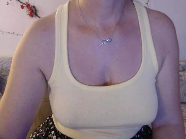 goodSnowQueen from BongaCams