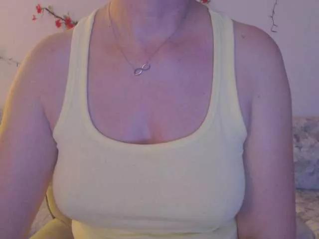goodSnowQueen from BongaCams