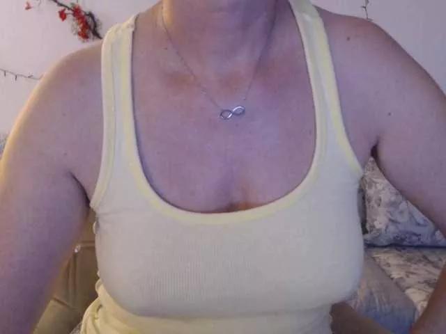 goodSnowQueen from BongaCams