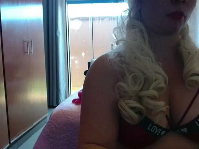 Offline Jussara-Milf on BongaCams