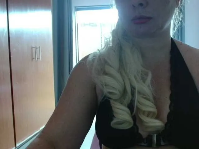 Offline Jussara-Milf on BongaCams