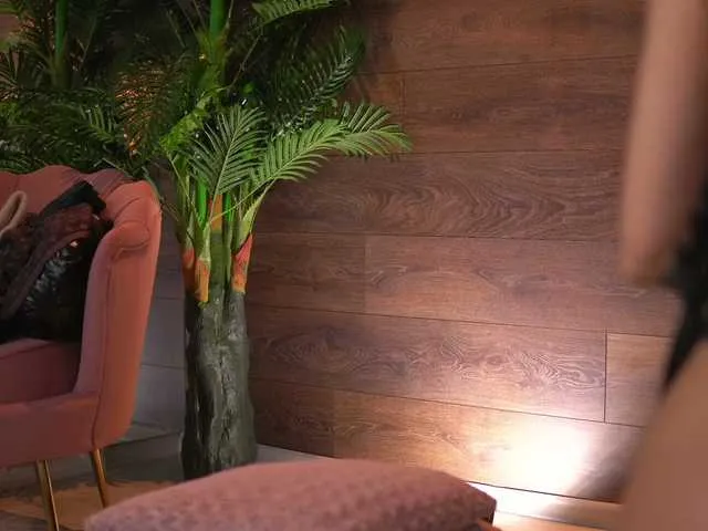 Offline KairaAndrews on BongaCams