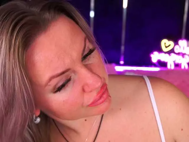 Offline KiraCandyS on BongaCams