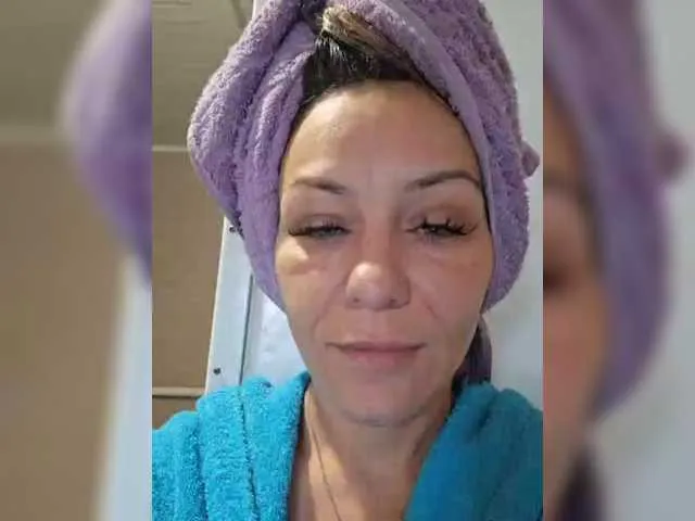 Offline krisred on BongaCams