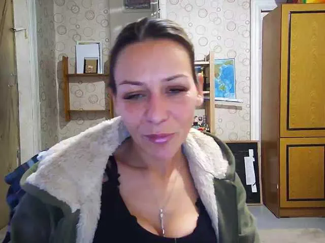 Offline krisred on BongaCams