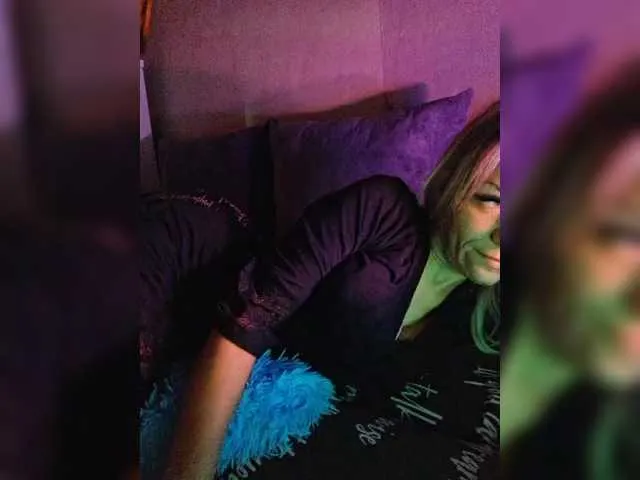 Offline krisred on BongaCams