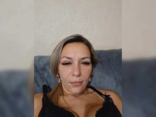 Offline krisred on BongaCams