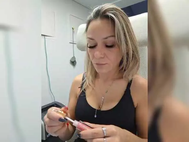 Offline krisred on BongaCams