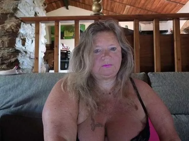 Offline lady-vamp on BongaCams