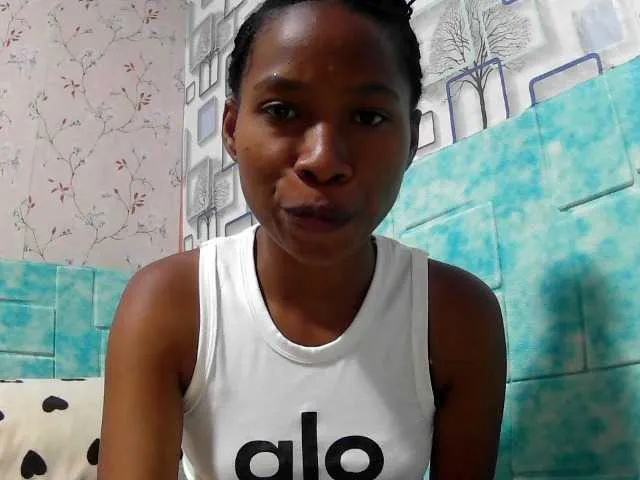 Offline Larah00 on BongaCams