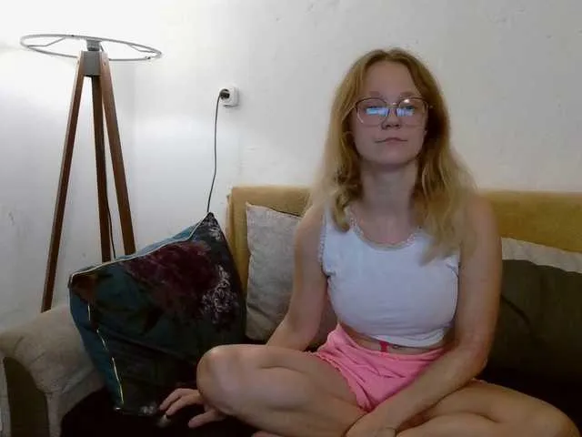 LeniFuchs — Ich liebe es geleckt zu werden, hihi auch am arschloch aber ich blase auch sehr gerne und liebe gut wilden Doggystyle. Doch ich liebes auch voll gespritzt zu werden mit Sperma.. hihi ist das auch OK fr dich hihi?