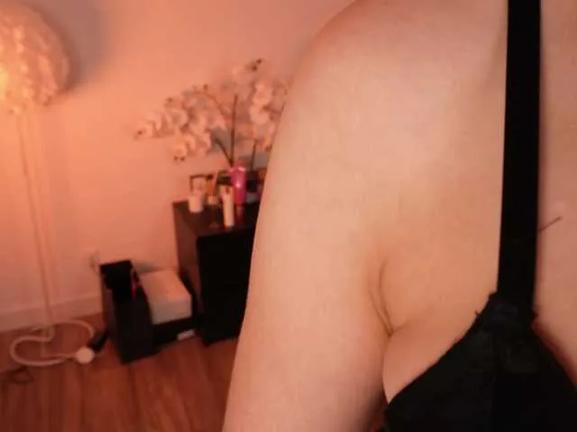 Offline LilyColins on BongaCams