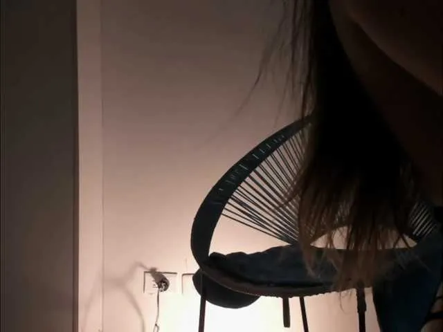 Freechat littleDanni on BongaCams