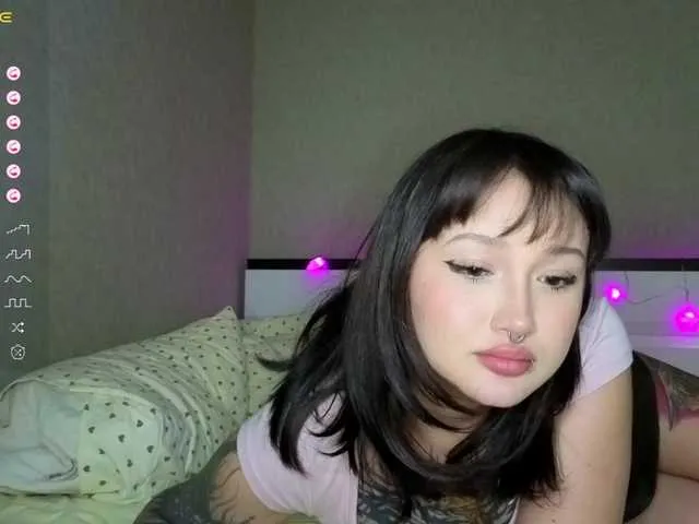 littlewetgirl on BongaCams 