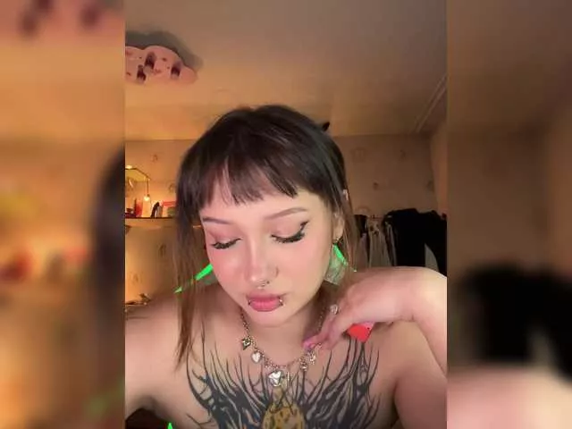littlewetgirl on BongaCams 