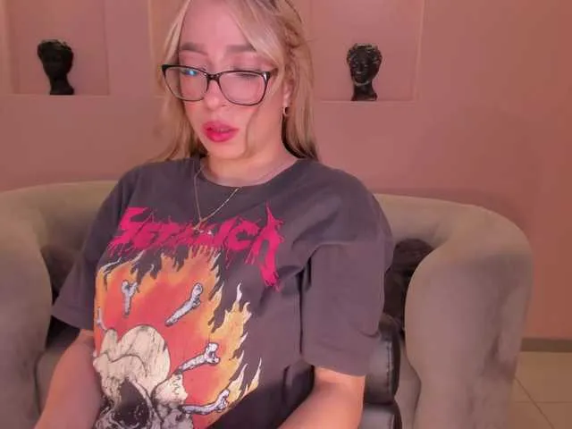 Offline LizzCooper on BongaCams