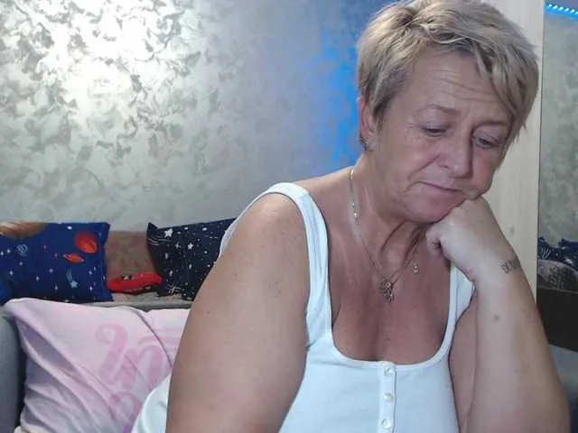 Offline LovePinkLilli on BongaCams