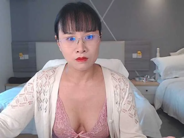 Offline luvlily666 on BongaCams