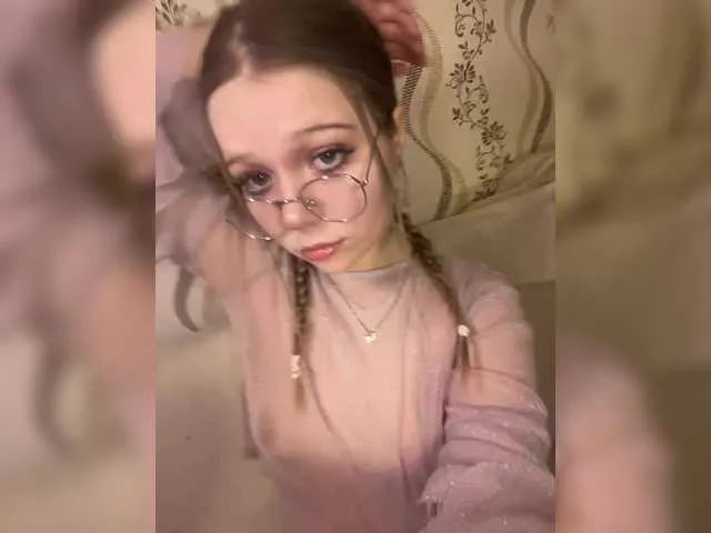 Offline MelMooon on BongaCams