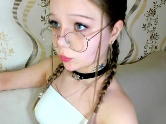 Offline MelMooon on BongaCams