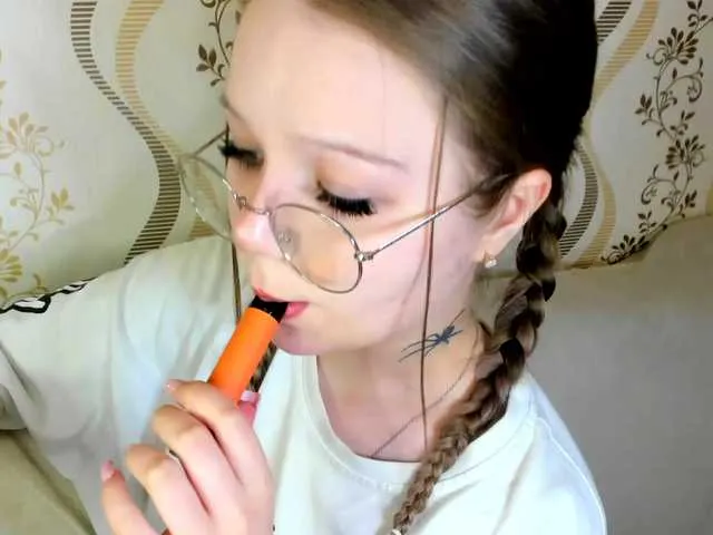 Offline MelMooon on BongaCams