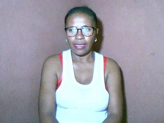 Nirinah2710 from BongaCams