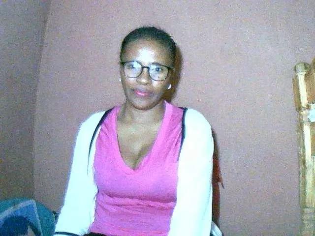 Nirinah2710 from BongaCams