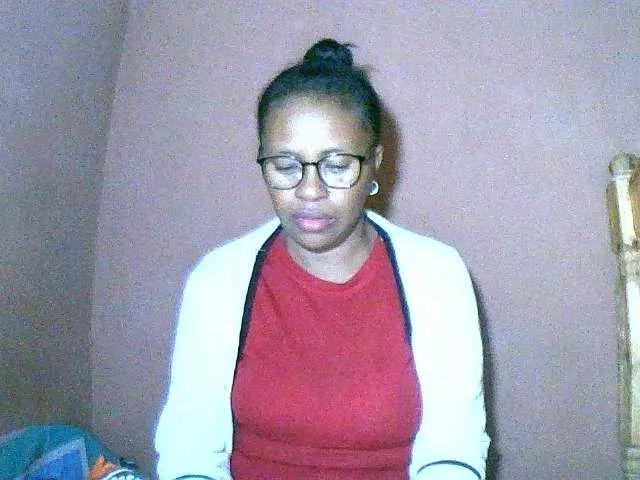 Nirinah2710 from BongaCams