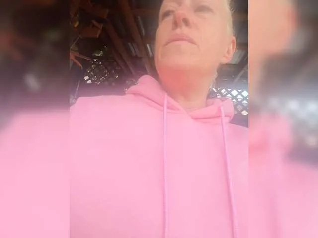 Offline Oyzterpearl on BongaCams