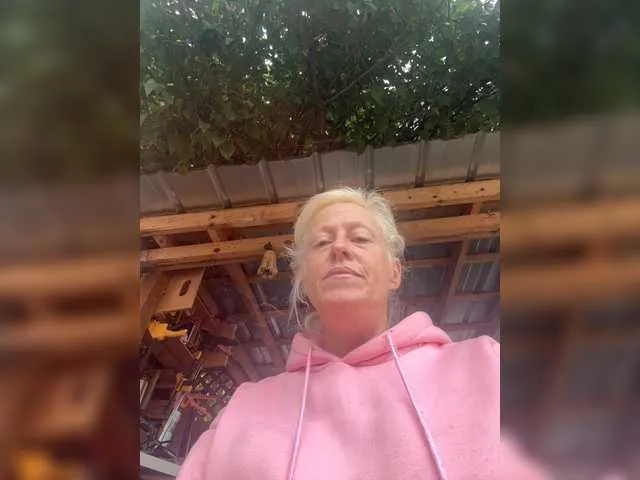 Offline Oyzterpearl on BongaCams