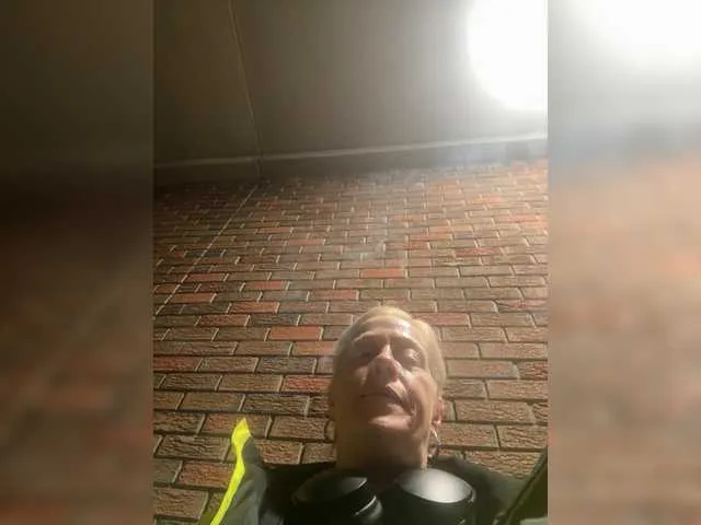 Offline Oyzterpearl on BongaCams